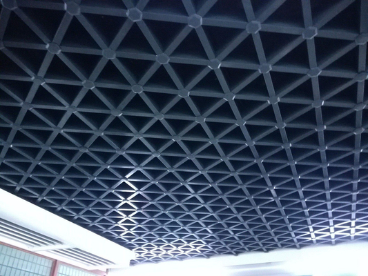 三角の開いた細胞の金属の天井は穴があいたアルミニウム金属のグリルの天井をタイルを張る