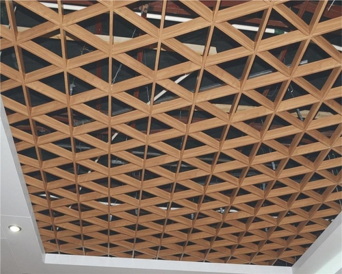三角の開いた細胞の金属の天井は穴があいたアルミニウム金属のグリルの天井をタイルを張る