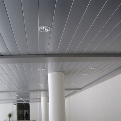 空港天井の設計アルミニウム金属の天井アルミニウムCはストリップの天井を形づける