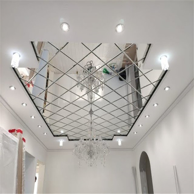 600x600ステンレス鋼の天井は音響の天井のタイルの明白なパターン ミラーの位置をタイルを張る