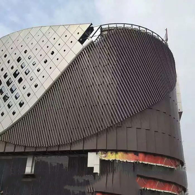 6000mmの波のバッフルの金属の建物の正面の壁のクラッディングのアルミニウム カーテン