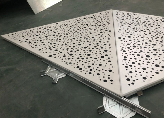 空港プロジェクト用 ISO9001 穿孔アルミニウム金属三角天井