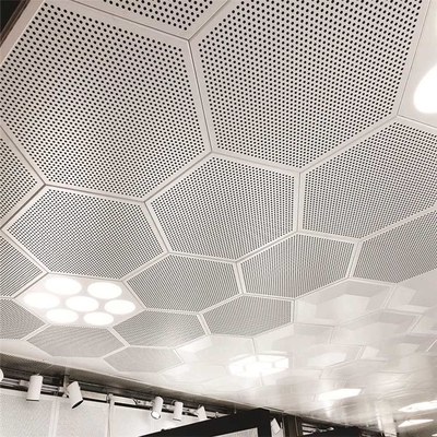 打ち抜かれた六角形の音響の天井は前に塗られるアルミニウムをタイルを張る