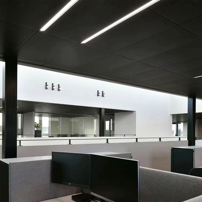 金属の天井の設計ISO9001正方形のアルミニウム位置は0.7mmをタイルを張る