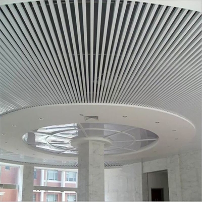 アルミニウムUのバッフルの金属の天井は建物装飾的でカスタマイズ可能な300mmの幅をタイルを張る