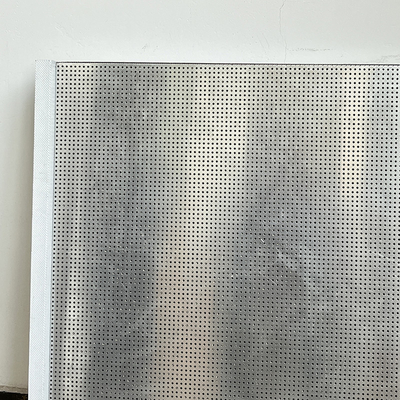 1.0mmのパネルのアルミニウム金属の天井0.6mmのベース プレートの超微細孔の結合の蜜蜂の巣の版