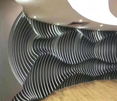 突き出されたアルミニウム バッフルの金属の建物の正面の壁のカーテンによってカスタマイズされるパターン