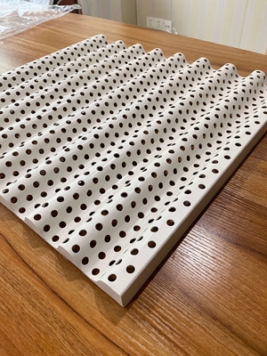 直径10mmのパーホレーションの正弦波600x630x2.0mmのアルミニウム波形のパネル