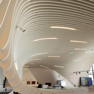 金属の天井のカスタマイズ可能な設計は縦にバッフルの天井システムを曲げた