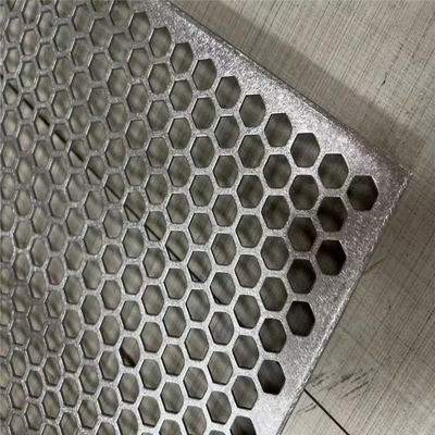 600X600mmのクラッディングの建物のための六角形の穴があいた金属の正面のアルミニウム パネル